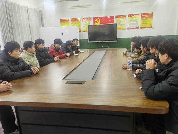 学生座谈会图片_副本.jpg